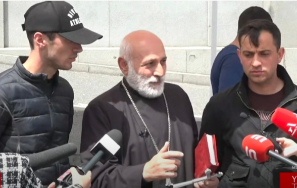 Отец Шаген навестил участников 44-дневной войны, проводящих голодовку на площади Свободы (видео)